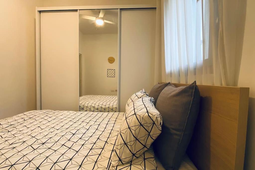 Laura Compound- Authentic 1 Bedroom Charming & Specious Тель-Авів Екстер'єр фото