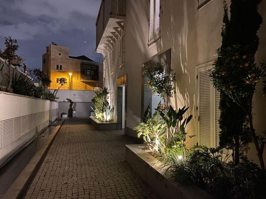 Laura Compound- Authentic 1 Bedroom Charming & Specious Тель-Авів Екстер'єр фото